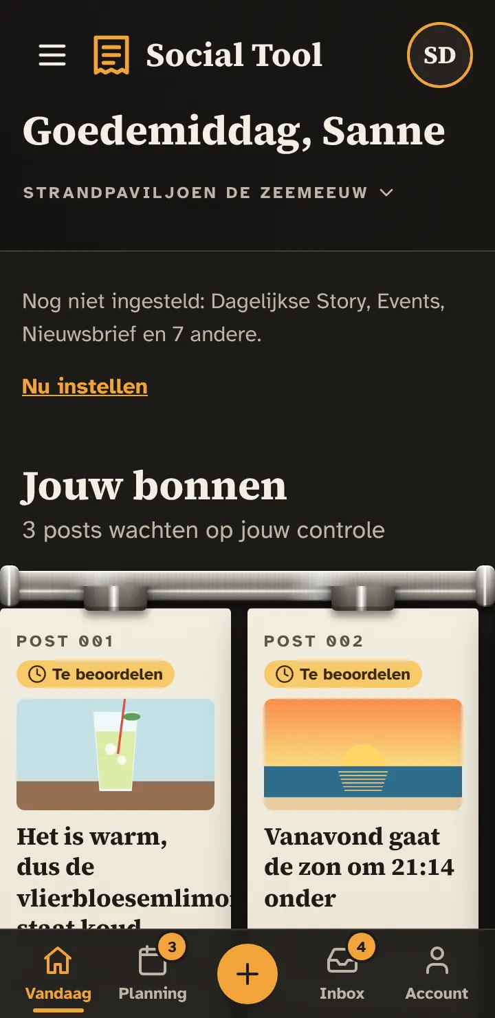 Startpagina van Social met drie posts die op goedkeuring wachten